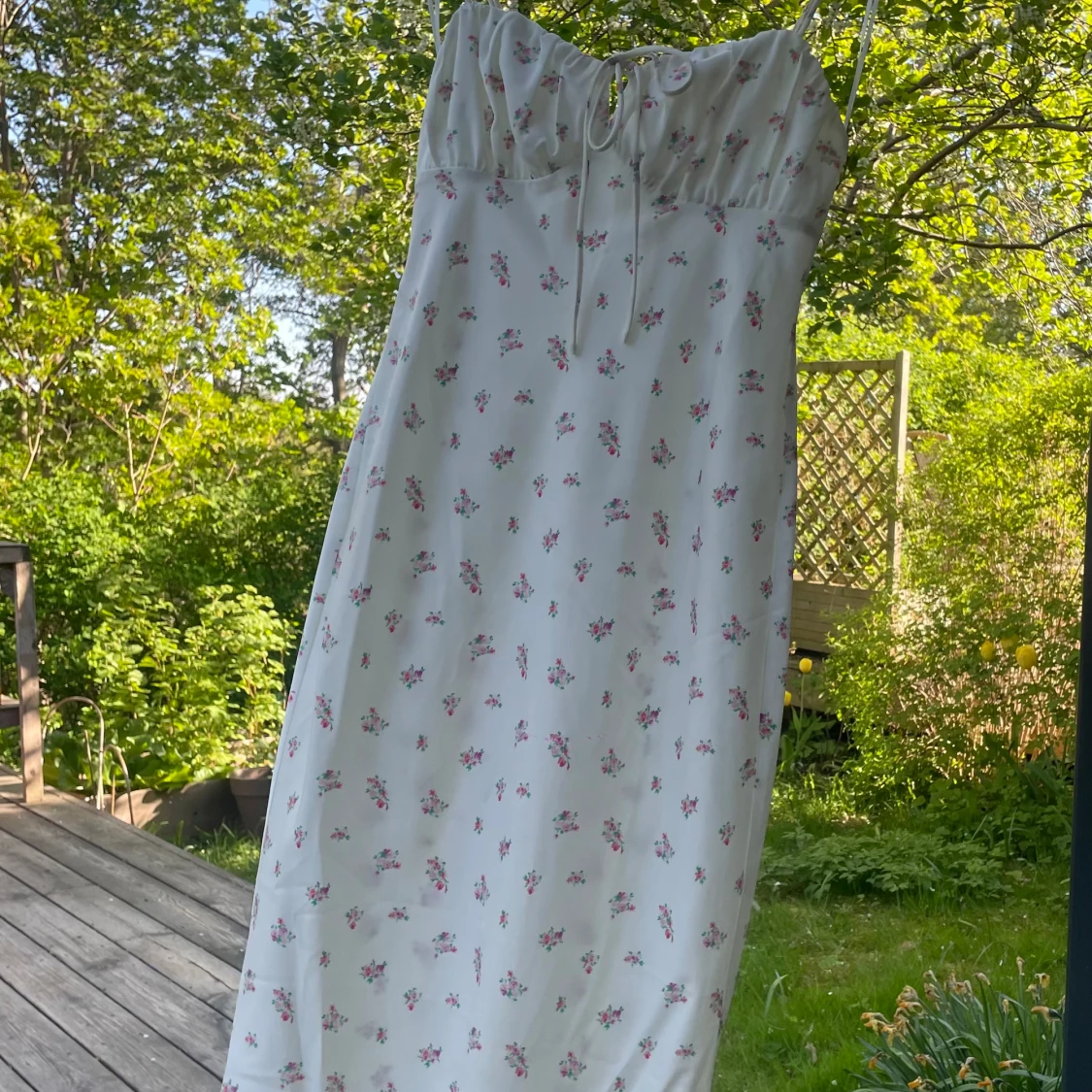 Blommig vit klänning