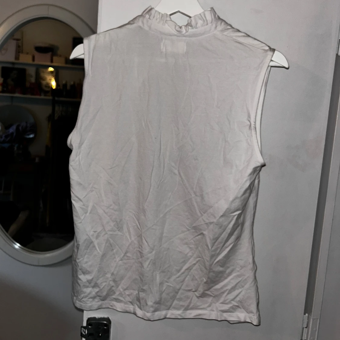 Vitt linne med krage och guldknappar - 91