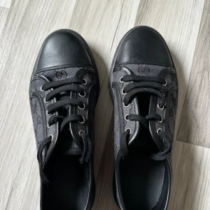 Gucci skor - Gucci skor använda en gång pågrund av för små. Tyvärr inget kvitto då dem är köpta för länge sen. 