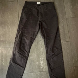 Svarta chinos - Min lillebror har blivit 195 så vuxit ur en del kläder som jag nu säljer åt honom🤝 Vill ni ha bilder på hur kläderna sitter på så är det bara att skriva så löser vi☀️☀️
