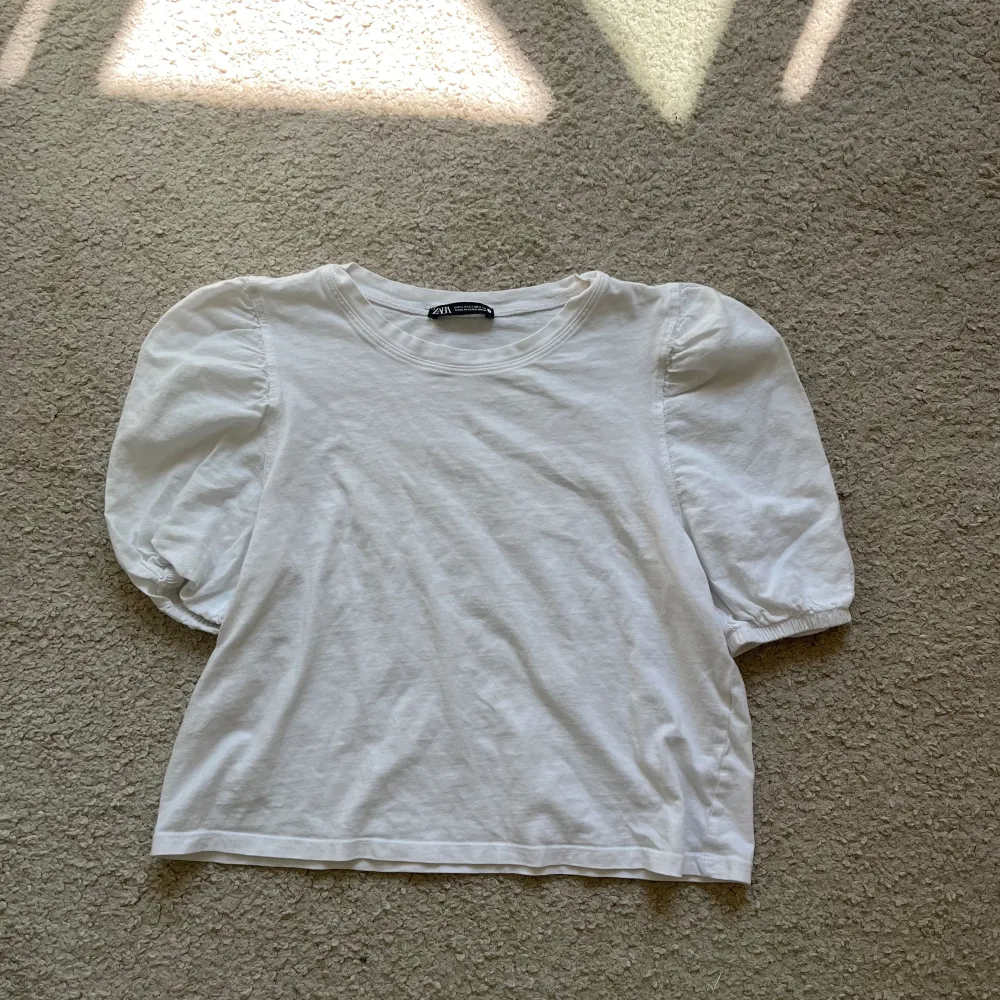 En vit t-shirt med puffärm i superbra skick från Zara. Toppar.