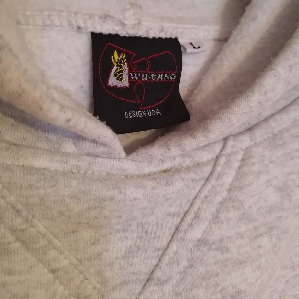 En Wu-Tang Killa beez hoodie från 90tal. Stort broderat W på bröstet och ett litet emblem på ena ärmen. Unik piece med nästan 30år på nacken. Storleken är L och skicket är bra. . Hoodies.