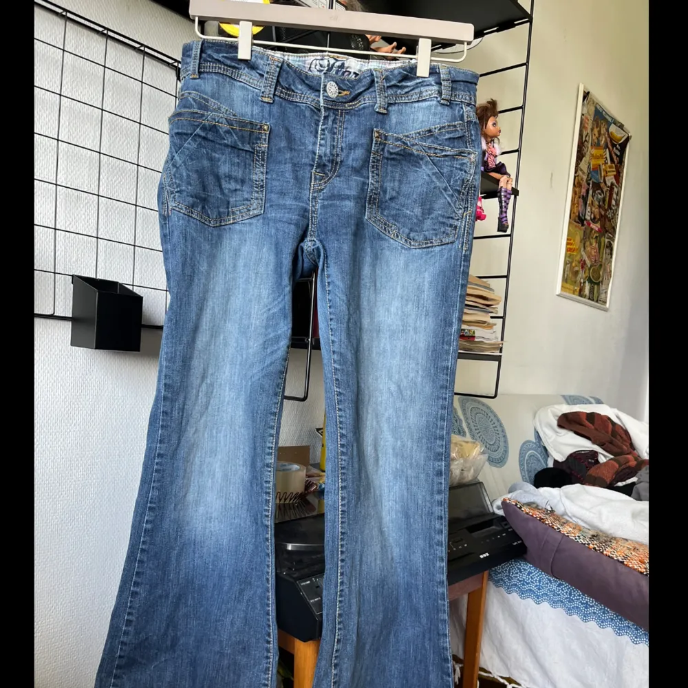 Skitsnygga jeans köp dem nu  Midjan 86cm  Innerbenslängden 77cm. Jeans & Byxor.