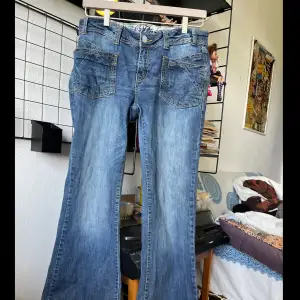 Skitsnygga jeans köp dem nu  Midjan 86cm  Innerbenslängden 77cm