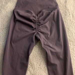 Famme tights grå xs träningstights sköna snygga  - Jättefina tights med scrunch. Normal xs i st.