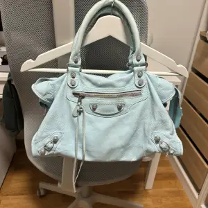 Balenciaga City Bag Blue Color. Amazing Piece. Very Good condition. Just some signs of use inside and a little on the handled. Condition shown in pictures. Comes with dustbag. Its authenticity serial number is shown in picture nr.5. New price was 18k