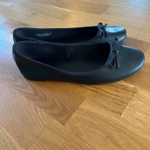 Ballerinaskor  - Supersöta ballerina skor som tyvärr va försmå för mig, oanvända men kan ej lämna tillbaka