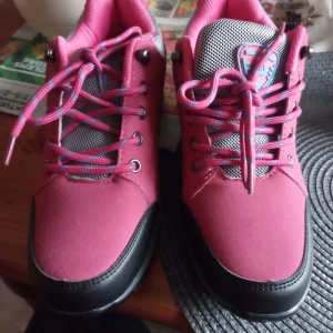 Fashion skor stl 39(37 /38). - Helt nya och oanvända rosa och svart och grå skor med snörning .storlek 39 mer som 37 och 38 , liten i storleken .Ligger i sin original förpackning .