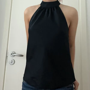 Halterneck topp - Säljer denna snygga festtopp från Bikbok i storlek xs. Sparsamt använd och som i nyskick! Kontakta mig vid frågor!