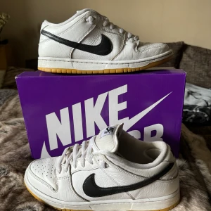 Nike Dunk SB Low White Gum Size EU 42 - Säljer mina låga Dunk SB’s, har klara tecken på användning men ändå varit välvårdade med sneaker rengöring och annat. OG box medföljer också!