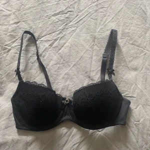 Hunkemöller bh  - Använd 2 gånger så den är i väldigt bra skick. Storlek 70B. Skriv för mer info.