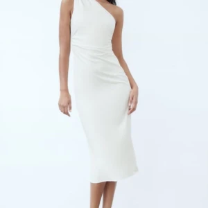 Vit klänning zara - Jättefin zara klänning med slits. Köpte förra året och hade på midsommar. St S . Finns ej att köpa längre. Skriv om ni vill ha mer bilder