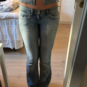 Low waist e -  Intresse koll på mina älskade LTB jeans. Det är en gammal design så sjukt snygg färg och as lågmidjade💘 kanske säljer då de börjar bli för små. Hål precis under rumpan, ganska stort men går att sy igen🥰finns inte att köpa någon annanstans