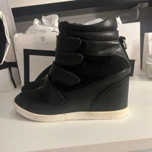 Isabella markant liknande - Supersnygga skor som tyvärr inte kommer till användning💗