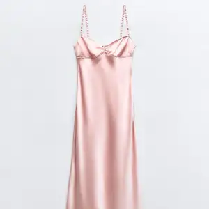 Rosa klänning från Zara, tyvärr slutsåld på hemsidan! Helt ny med lapp kvar🌸 