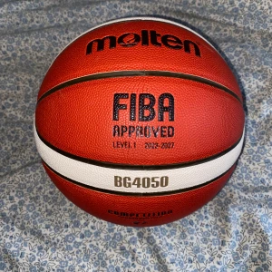 Molten Basketball - Helt nyköpt FIBA molten basketboll, Köpt den 26 Maj 2024 inte använd en ända gång. Anledning till sälja är den kommer inte komma till användning 