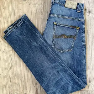 Jättefina nudie jeans i top skick, i skön färg till sommarn. Modellen på bilden är runt 180. Hör av er vid frågor och funderingar!