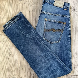 Nudie jeans - Jättefina nudie jeans i top skick, i skön färg till sommarn. Modellen på bilden är runt 180. Hör av er vid frågor och funderingar!