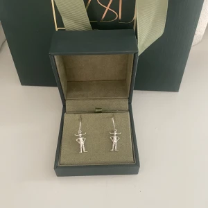 Maria Nilsdotter örhängen  - Jättefina Maria Nilsdotter örhängen som nypris är på cirka 3590 kan även tänka mig att byta mot något annat (måste inte va något från maria Nilsdotter)❤️❤️