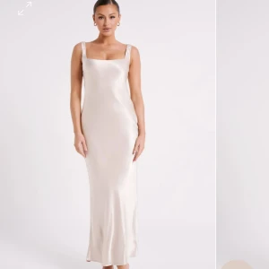 Balklänning - MAXI klänning från meshki, aldrig använd och lappen är på. Den är i XL men skulle säga att den är som en L