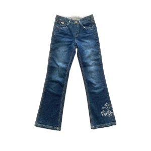 Y2k Vintage Beyoncé Rhinestone Jeans    - Så fina och unika jeans med rhinestones och embroidery från Beyoncés gamla märke House of Deréon.  Lowrise/midrise  Midja 33 Längd 92  Perfekt skick 