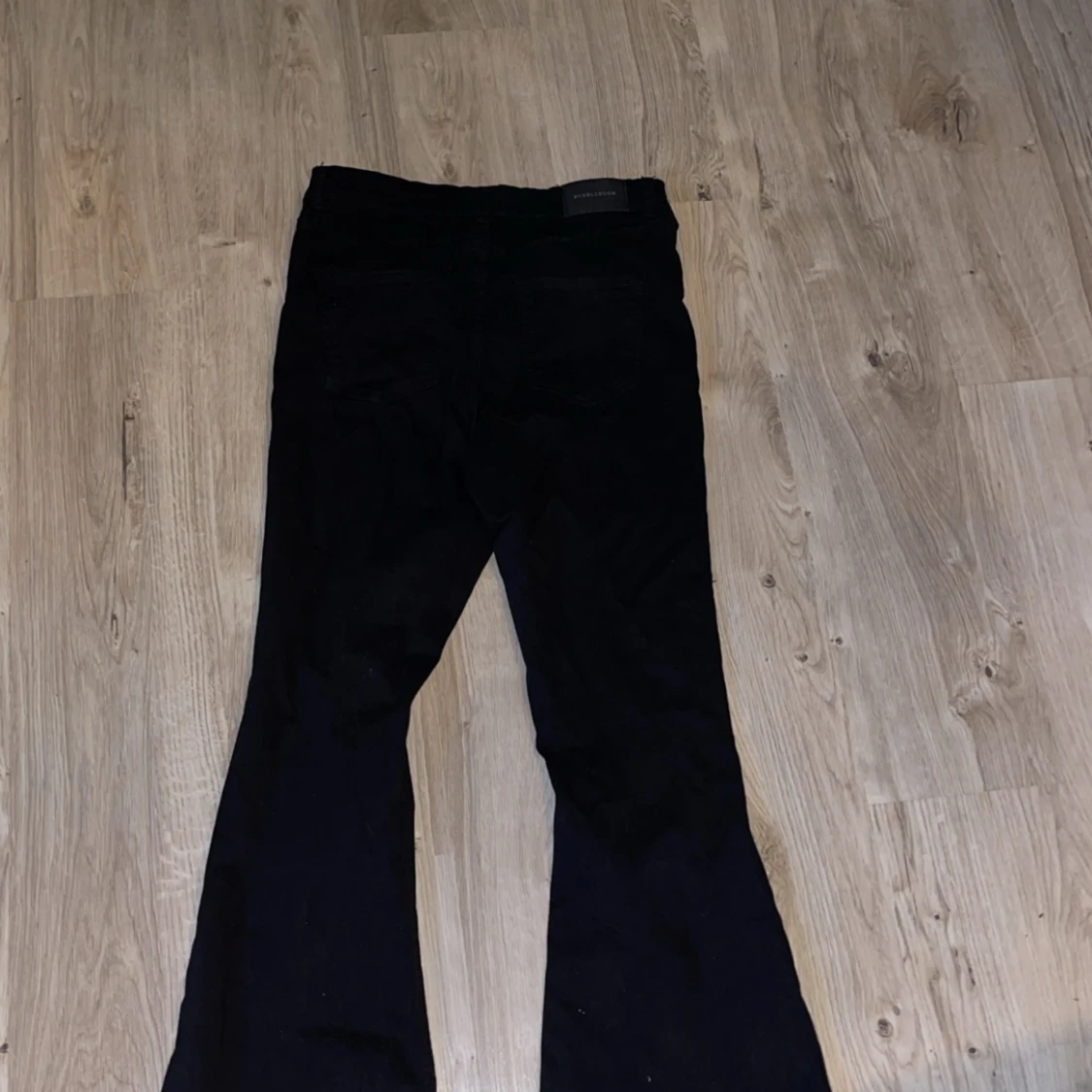 Svarta bootcut jeans  - 90