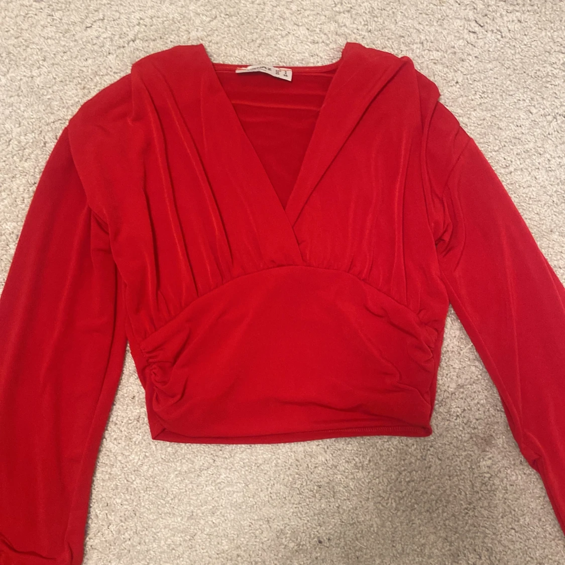 Röd v-ringad fest tröja 