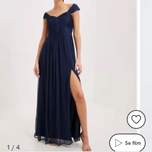 balklänning - Detta är en marin blå balklänning med slit. använd 1 gång, jätte bra skick. säljer då den inte används. man kan ha den med armarna uppe eller off shoulder. original pris 900 kr, kan tänka mig 650 vid snabbaffär🩷