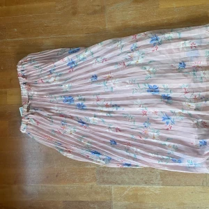 Hm kjol blommig - Hm blommig kjol i fint skick