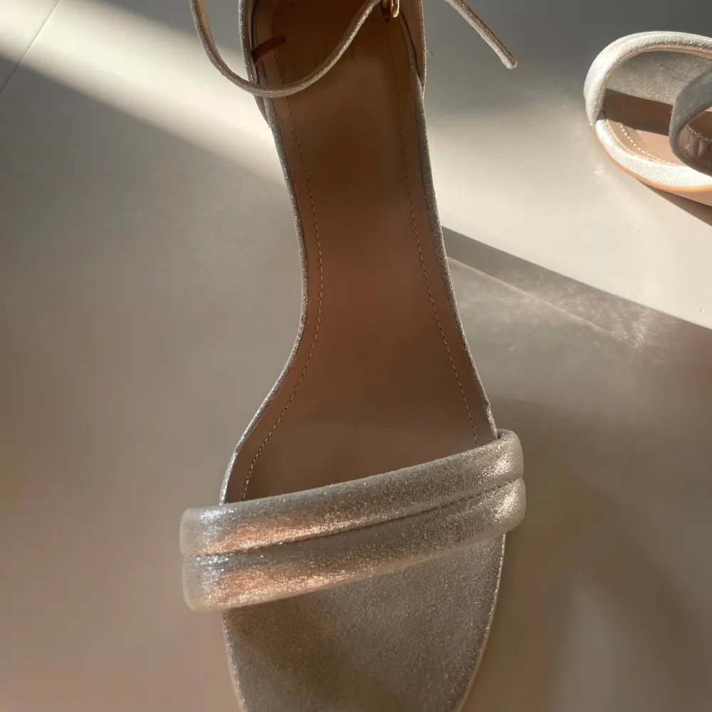 Glitter silverfärgade klackskor från H&M i storlek 39. Perfekt inför balen eller sommaren☀️Säljes då dem tyvärr är för stora😞Skriv gärna vid frågor och fler bilder💗. Skor.