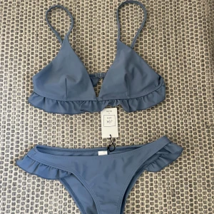 Volang bikini - Såå fin bikini från nakd i stl xs. Oanvänd då den tyvärr inte passade mig. Färgen är OTROLIG💙