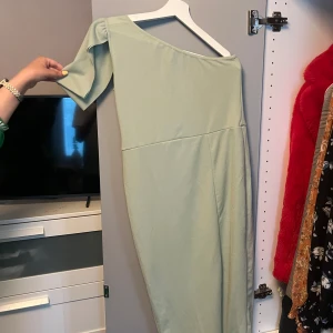 PrettyLittleThing klänning  - PrettyLittleThing en Axel klänning, storlek 42, helt ny, fraktas samma dag!