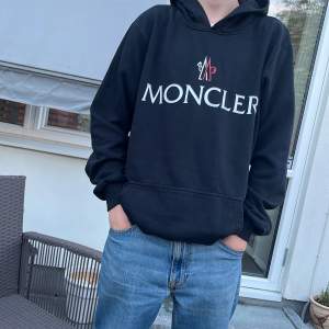  Tjenare just nu säljer jag jag den asfet Moncler hoodie som jag införskaffade mig för ca tre månader har du frågor så är det bara bara att skicka iväg ett DM med vänliga hälsningar  Mvh Oscar Resell