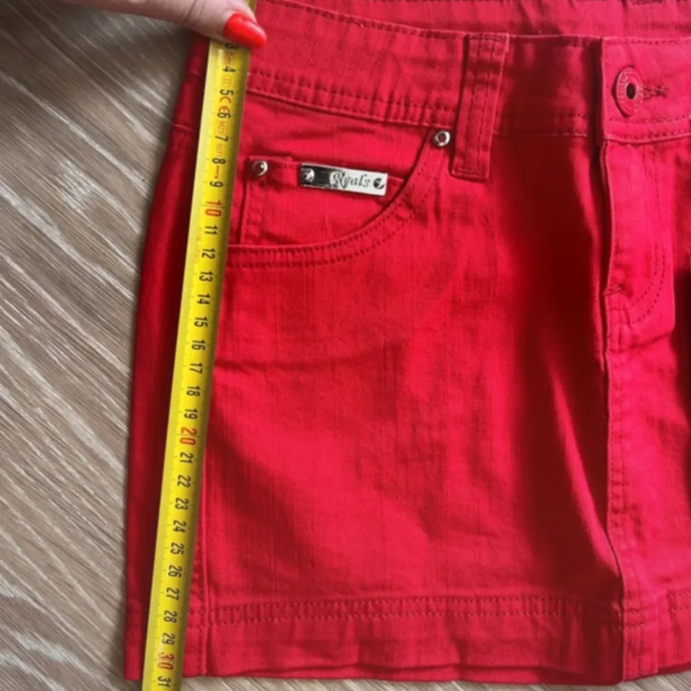 Röd jeans kjol bra skick inga defekter aldrig använd prislapp finns kvar, mått i bilderna. Kjolar.