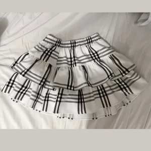 Rutig volangkjol - såå fin kjol med stretchig midja, passar s/m 💕 tryck inte på köp nu