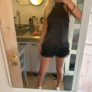 Volang shorts  - Fina volang shorts köpta här på Plick tyvärr försmå för mig. Står inget märke eller storlek i dem men skulle säga att dem passar s/xs.