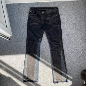 Svarta/mörkgråa jeans som liknar Gallery dept modellen. Dom har perfekt passform över skorna och är snygga. Passar M/S eller L om man har lite smalare ben. Skulle säga runt storlek 30-32 typ. Knappt använda.