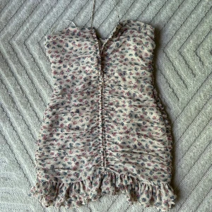 Klänning  - Klänningen är i storlek M men skulle själv säga den är som en S. Tyget är beiget ish med blå/ gröna och rosa/ röda blommor. Tyget har även glansiga guldlinjer i sig. En super härlig sommar klänning som tyvärr blivit för liten för mig🌸💞