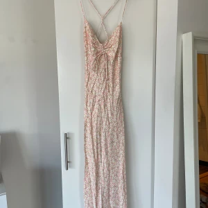 Blommig klänning  - Säljer denna oteoliga klänning från zara🌸använd endast 1 gång.
