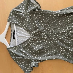 Klänning  - Grönare i verkligheten. Aldrig använd 