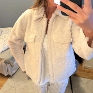 Teddy Jacka - Så fin Teddy jacka från IVIVI  Storlek M men skulle beskriva den mer som en storlek S