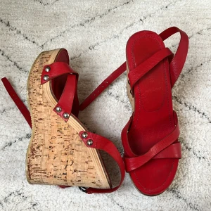 Kilklackar Miu Miu - Wedges från MiuMiu. Perfekta nu till sommaren. Välanvända men fortfarande i fint skick. Tyvärr borttappad låda! True size 37. Lägg gärna ett bud vid SERIÖST köpintresse! ❤️