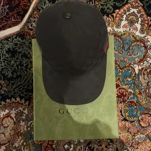 Gucci keps  - Helt ny aldrig använd och äkta Gucci keps  jag köpte den för 3250kr men säljer den för 3000kr priset kan diskuteras 