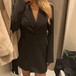 Blazer-klänning - Säljer denna blazerklänning från zara i storlek S.