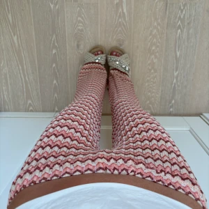 Stickade missonimönstrade byxor - Sjukt fina och coola lågmidjade stickade/ virkade byxor i missonimönster från Angè