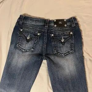 Super snygga miss me jeans i perfekt skick, har dock sytt om till bootcut! storlek 30. midjemått: 79cm || innerbenslängd: 78 cm! 