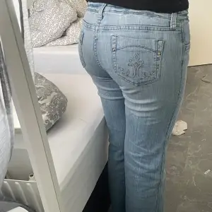 Skit snygga jeans med en snygg design på backfickorna. Köpta nör jag var  i Bolivia, säljer då dem är lite för korta på mej som är 171cm lång. 