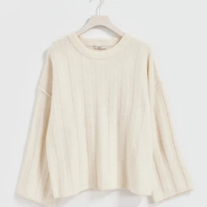 Stickad tröja - Säljer min fina wide rib Knitted stickade tröja ifrån Gina tricot som är helt slut i storlek Xs💞 säljes för råkade beställa fel storlek🫶 originalpris 300 nypris 195 Skriv för egna bilder❤️