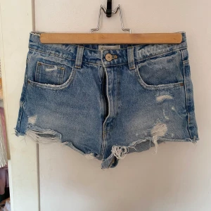 Zara jeanshorts - Jeansshorts från zara🤍🩵storlek 34