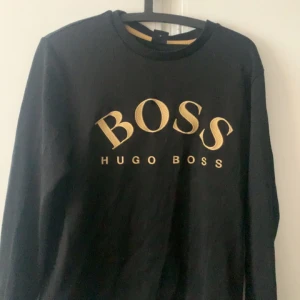 Hugo Boss sweatshirt  - Bra skick, storlek M passar för storlek S med, sällsynt finns inte på marknaden nu!